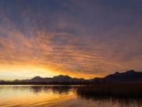 Intensives orangegelbes Leuchten vor Sonnenaufgang